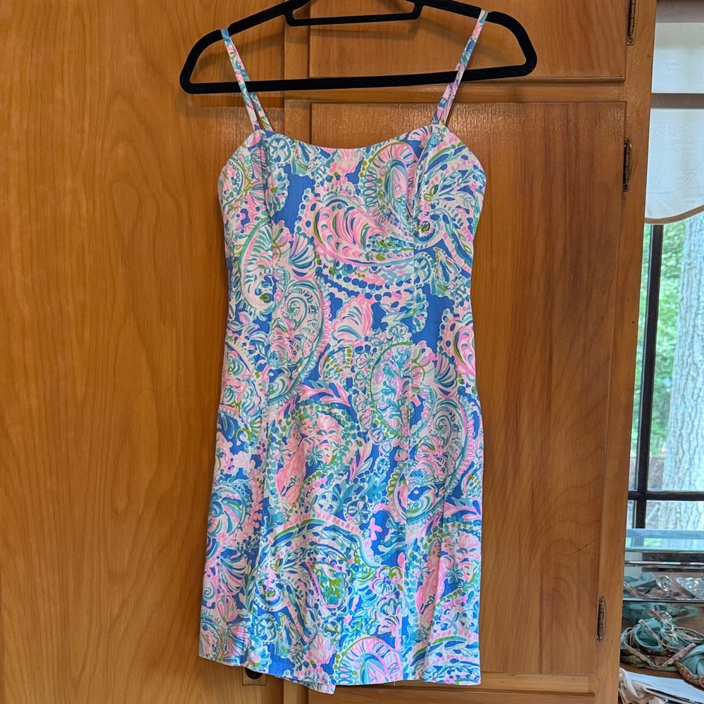 Like- new classic Lily Pulitzer Shift Dress with bow detail. Size 4.